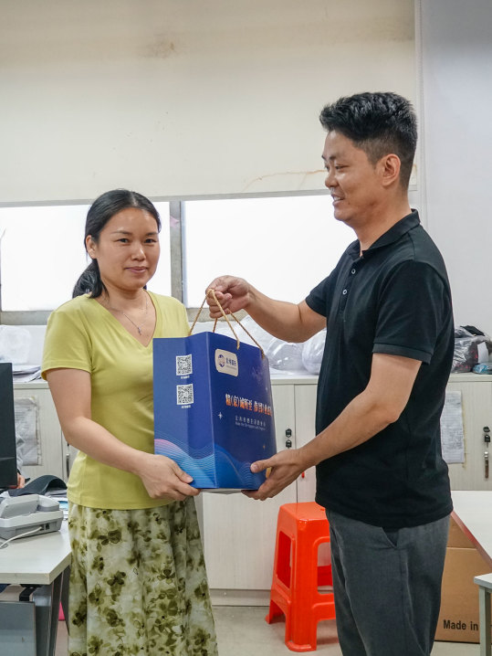 明月照千里，福利暖人心。东莞京福、京纬、京翼服装有限公司发中秋节福利啦!(图15)