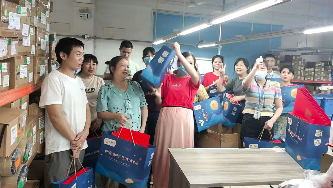 明月照千里，福利暖人心。东莞京福、京纬、京翼服装有限公司发中秋节福利啦!(图19)